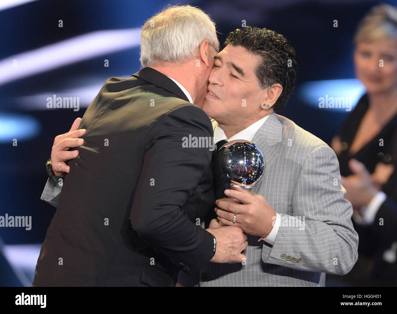 Zürich, Schweiz. 9. Januar 2017. Italienische Trainer Claudio Ranieri von FC Leicester City (l) erhält seine Trophäe als beste FIFA Herren Trainer von ehemaliger argentinischer Fußballspieler Diego Maradona bei der FIFA-Weltfußballer des Jahres 2016-Gala-Veranstaltung in Zürich, Schweiz, 9. Januar 2017. Foto: Patrick Seeger/Dpa/Alamy Live News Stockfoto
