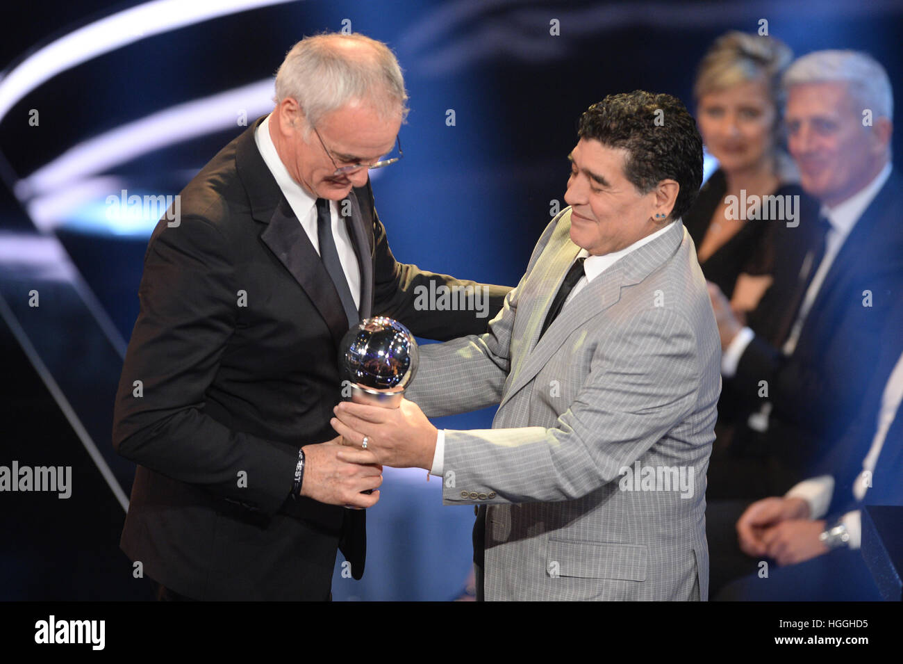 Zürich, Schweiz. 9. Januar 2017. Italienische Trainer Claudio Ranieri von FC Leicester City (l) erhält seine Trophäe als beste FIFA Herren Trainer von ehemaliger argentinischer Fußballspieler Diego Maradona bei der FIFA-Weltfußballer des Jahres 2016-Gala-Veranstaltung in Zürich, Schweiz, 9. Januar 2017. Foto: Patrick Seeger/Dpa/Alamy Live News Stockfoto