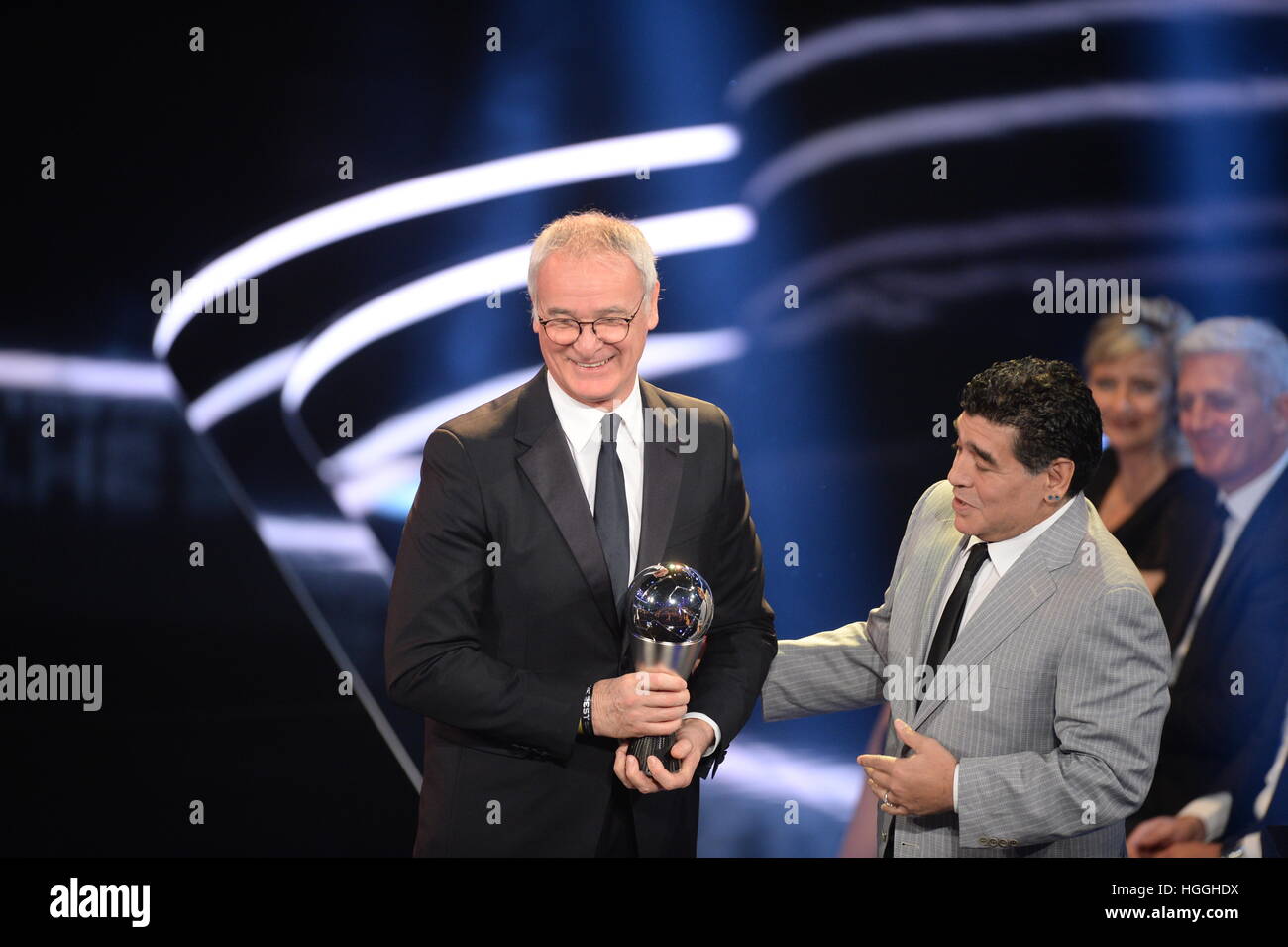Zürich, Schweiz. 9. Januar 2017. Italienische Trainer Claudio Ranieri von Leicester City FC empfängt seine Trophäe als beste FIFA Herren Trainer von ehemaliger argentinischer Fußballspieler Diego Maradona bei der FIFA-Weltfußballer des Jahres 2016-Gala-Veranstaltung in Zürich, Schweiz, 9. Januar 2017. Foto: Patrick Seeger/Dpa/Alamy Live News Stockfoto