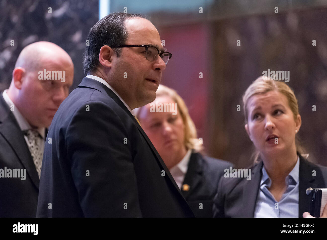 New York, USA. 9. Januar 2017. Direktor des Advance Operationen George Gigicos ist in der Lobby des Trump Tower in New York, NY, USA am 9. Januar 2017 gesehen. Bildnachweis: Albin Lohr-Jones/Pool über CNP MediaPunch Credit: MediaPunch Inc/Alamy Live-Nachrichten Stockfoto