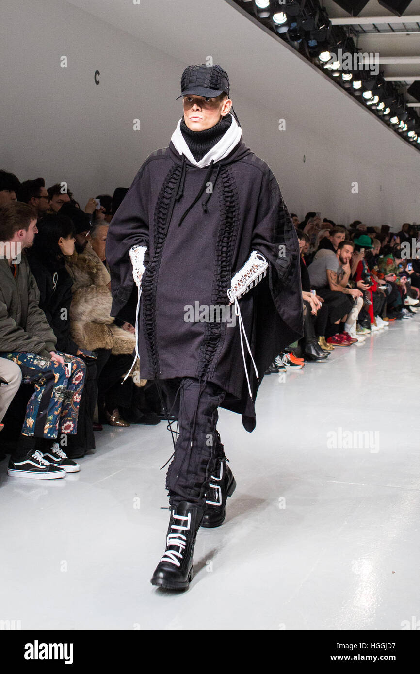 London, Vereinigtes Königreich. 8. Januar 2017. Ein Modell präsentiert KTZ Herbst/Winter 2017 während einer Modenschau in London Fashion Woche Männer. Bildnachweis: Kathy Li/Alamy Live-Nachrichten Stockfoto