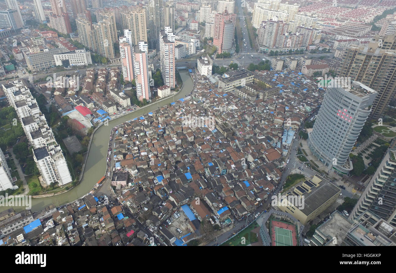 Shanghai, China. 9. Januar 2017. Luftbilder zeigen Ansichten von Zhangqiao, eines der größten Slums in Hongkou District, East China Shanghai. Ein Wiederaufbau-Projekt wird bald im Zhangqiao, anlaufen, wo 2.100 Haushalte Leben. Die chinesische Regierung beschleunigt sich Sanierung von Slums und verfallene Gebäude während unterstützende Maßnahmen auf Vorstadt Renovierungen erweitert werden, um größeren Städten in der ganzen Nation zu decken. © Ding Ting/Xinhua/Alamy Live-Nachrichten Stockfoto