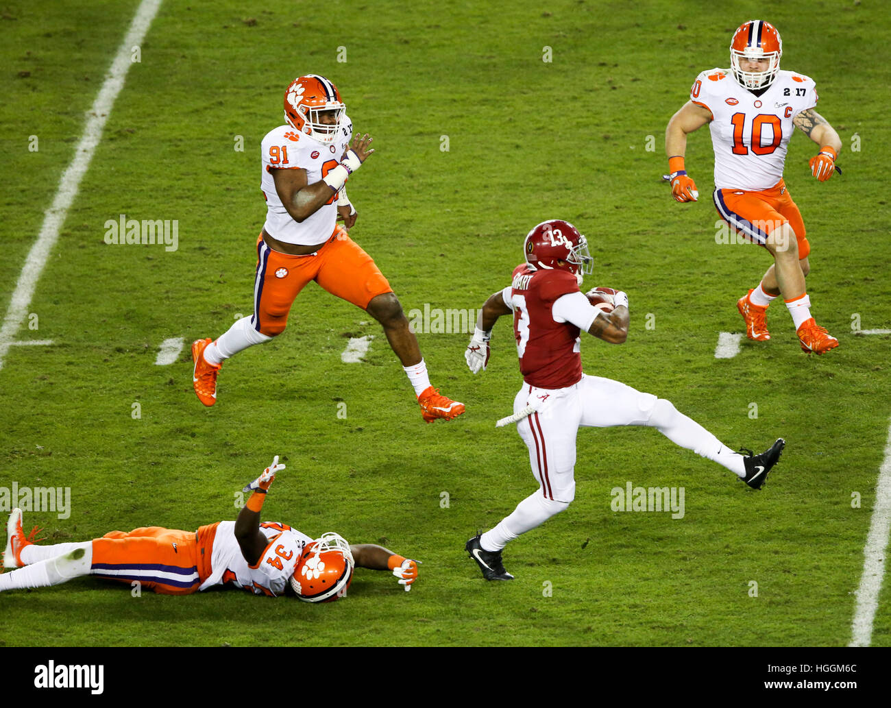 Tampa, USA. 9. Januar 2017. Alabama Crimson Tide Wide Receiver ARDARIUS STEWART (13) läuft der Ball während von Clemson Tigers defensive End AUSTIN BRYANT (91), links, Clemson Tigers Linebacker BEN BOULWARE (10) und Clemson Tigers Linebacker KENDALL JOSEPH (34) verfolgte in der ersten Hälfte. © Dirk Shadd/Tampa Bay Times / ZUMA Draht/Alamy Live News Stockfoto