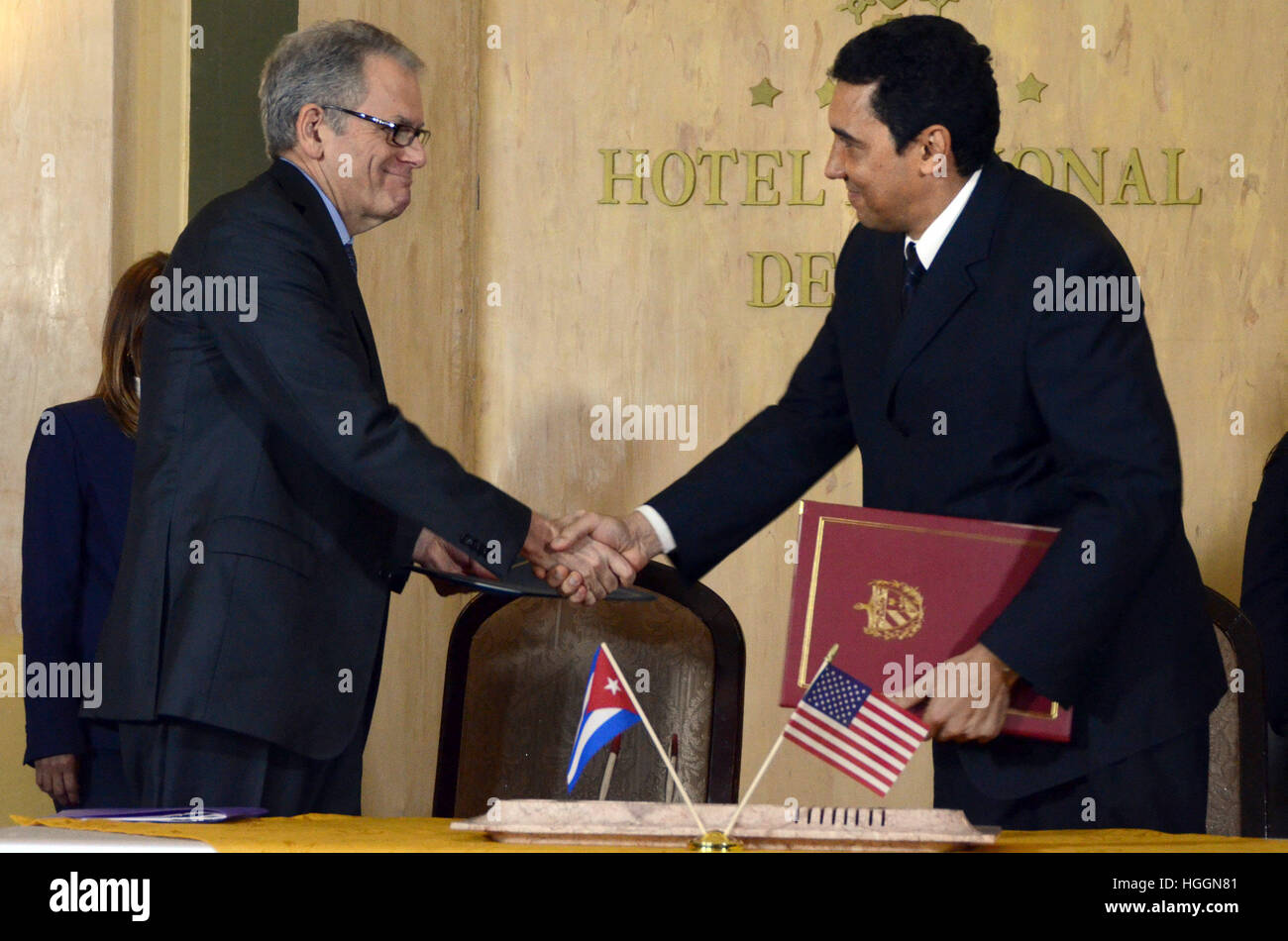 Havanna, Kuba. 9. Januar 2017. Eduardo Rodriguez (R), Kubas stellvertretende Verkehrsminister schüttelt Hände mit Jeffrey De Laurentis, Geschäftsträger bei der US-Botschaft in Kuba, nach der Unterzeichnung eines bilateralen Kooperationsabkommens in Havanna, Kuba, am 9. Januar 2017. Kuba und die Vereinigten Staaten am Montag Vereinbarung eine zur Zusammenarbeit zu bereinigen und künftigen Ölpest im Golf von Mexiko und die Floridastraße enthalten. © Joaquin Hernandez/Xinhua/Alamy Live-Nachrichten Stockfoto