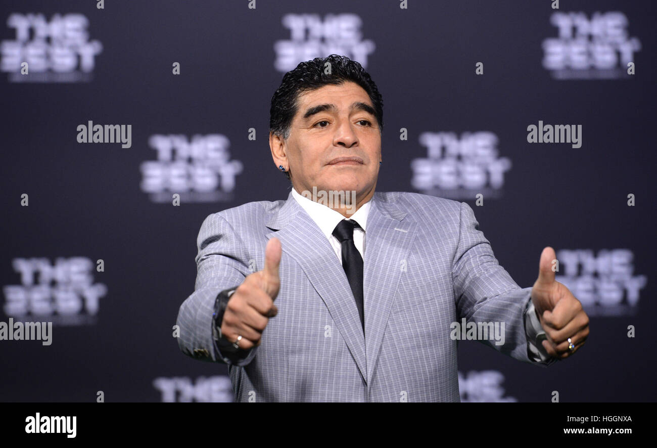 Zürich, Schweiz. 9. Januar 2017. Argentinischer Fußballspieler Diego Maradona stellt bei der Ankunft auf dem grünen Teppich bei der FIFA World Player des Jahres 2016 Gala in Zürich, Schweiz, 9. Januar 2017. Foto: Patrick Seeger/Dpa/Alamy Live News Stockfoto