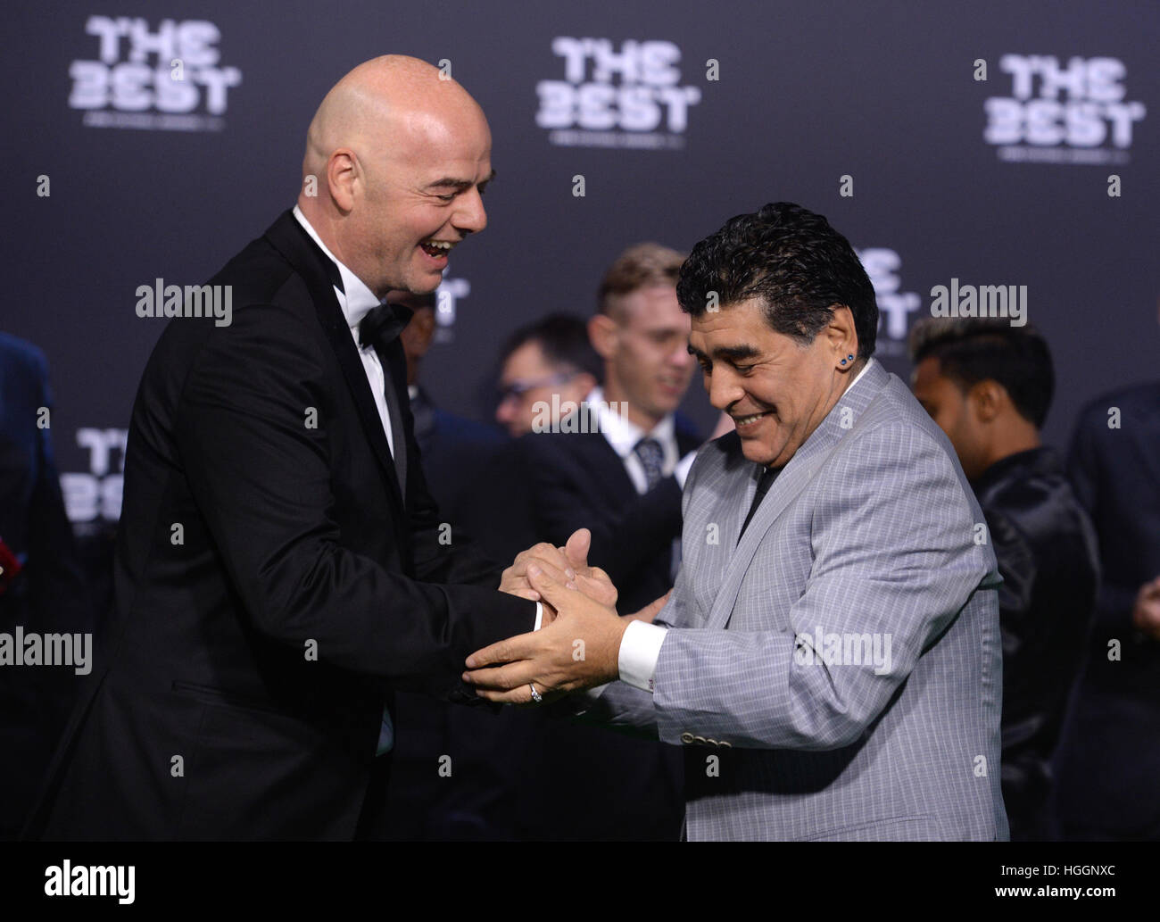 Zürich, Schweiz. 9. Januar 2017. FIFA-Präsident Gianni Infantino (l) und argentinische Fußballspieler Diego Maradona begrüßen einander bei der Ankunft auf dem grünen Teppich bei der FIFA World Player des Jahres 2016 Gala in Zürich, Schweiz, 9. Januar 2017. Foto: Patrick Seeger/Dpa/Alamy Live News Stockfoto