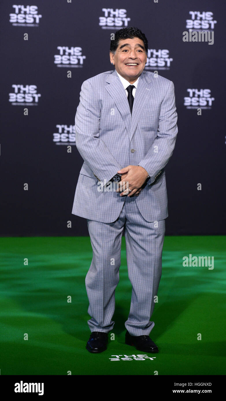 Zürich, Schweiz. 9. Januar 2017. Argentinischer Fußballspieler Diego Maradona stellt bei der Ankunft auf dem grünen Teppich bei der FIFA World Player des Jahres 2016 Gala in Zürich, Schweiz, 9. Januar 2017. Foto: Patrick Seeger/Dpa/Alamy Live News Stockfoto