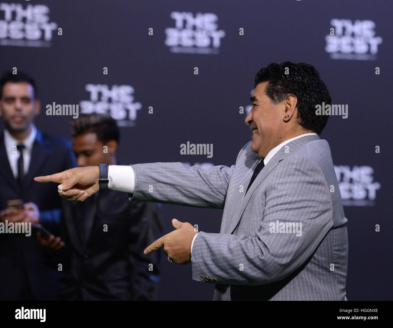 Zürich, Schweiz. 9. Januar 2017. Argentinischer Fußballspieler Diego Maradona stellt bei der Ankunft auf dem grünen Teppich bei der FIFA World Player des Jahres 2016 Gala in Zürich, Schweiz, 9. Januar 2017. Foto: Patrick Seeger/Dpa/Alamy Live News Stockfoto