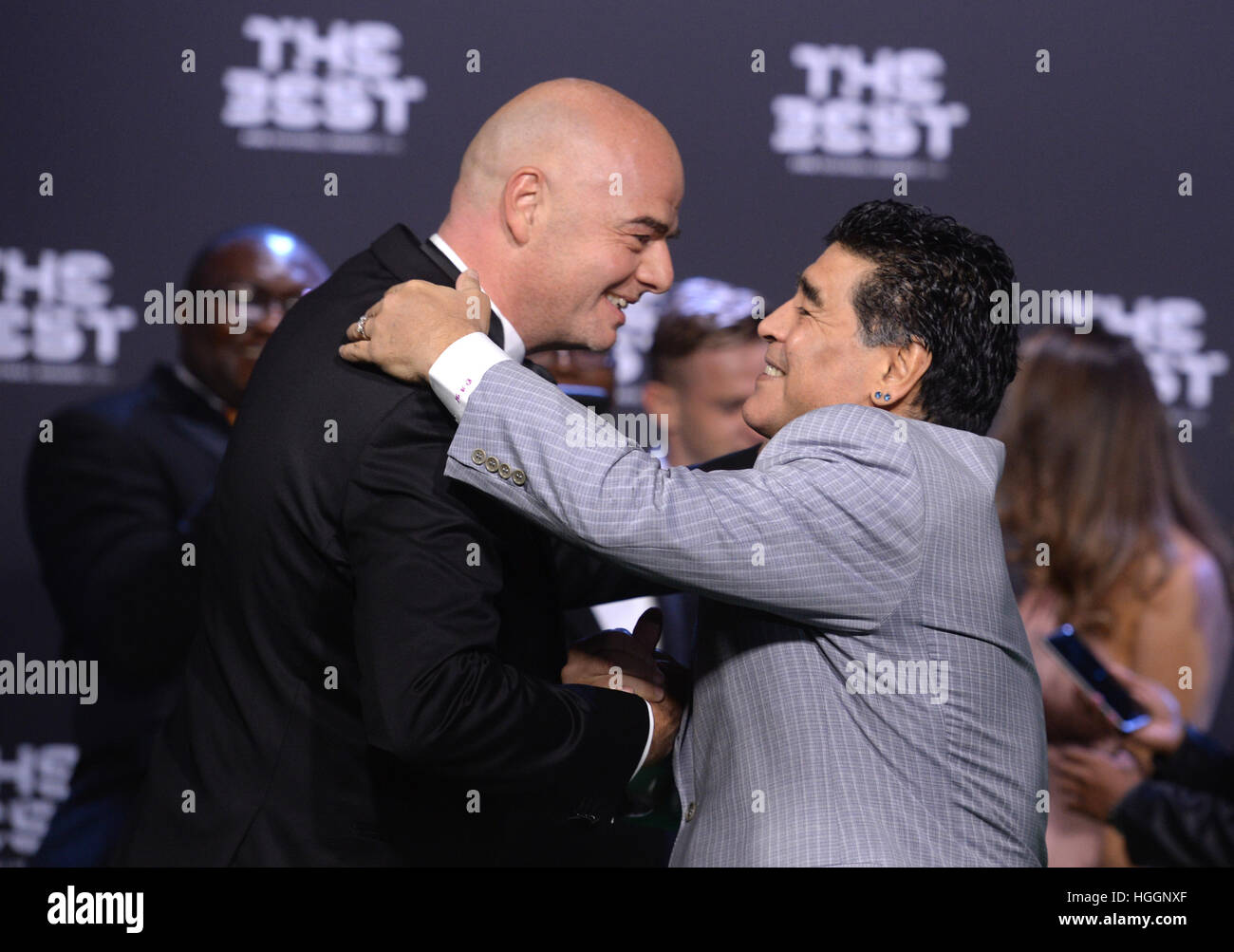 Zürich, Schweiz. 9. Januar 2017. FIFA-Präsident Gianni Infantino (l) und argentinische Fußballspieler Diego Maradona grüßen einander an die FIFA Spieler des Jahres 2016 Gala in Zürich, Schweiz, 9. Januar 2017. Foto: Patrick Seeger/Dpa/Alamy Live News Stockfoto