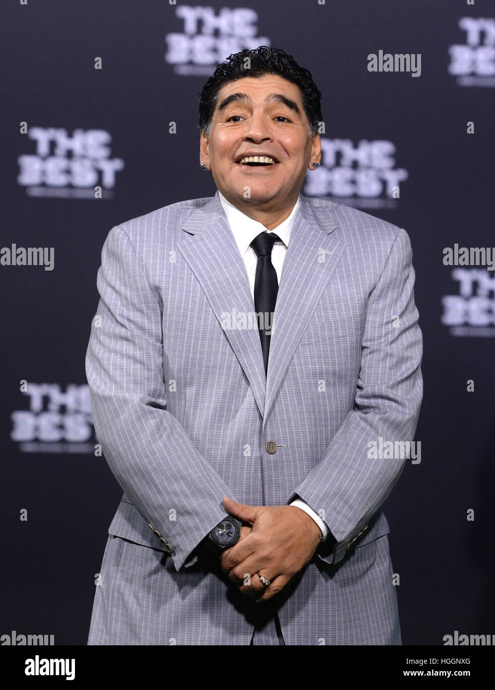 Zürich, Schweiz. 9. Januar 2017. Argentinischer Fußballspieler Diego Maradona stellt bei der Ankunft auf dem grünen Teppich bei der FIFA World Player des Jahres 2016 Gala in Zürich, Schweiz, 9. Januar 2017. Foto: Patrick Seeger/Dpa/Alamy Live News Stockfoto