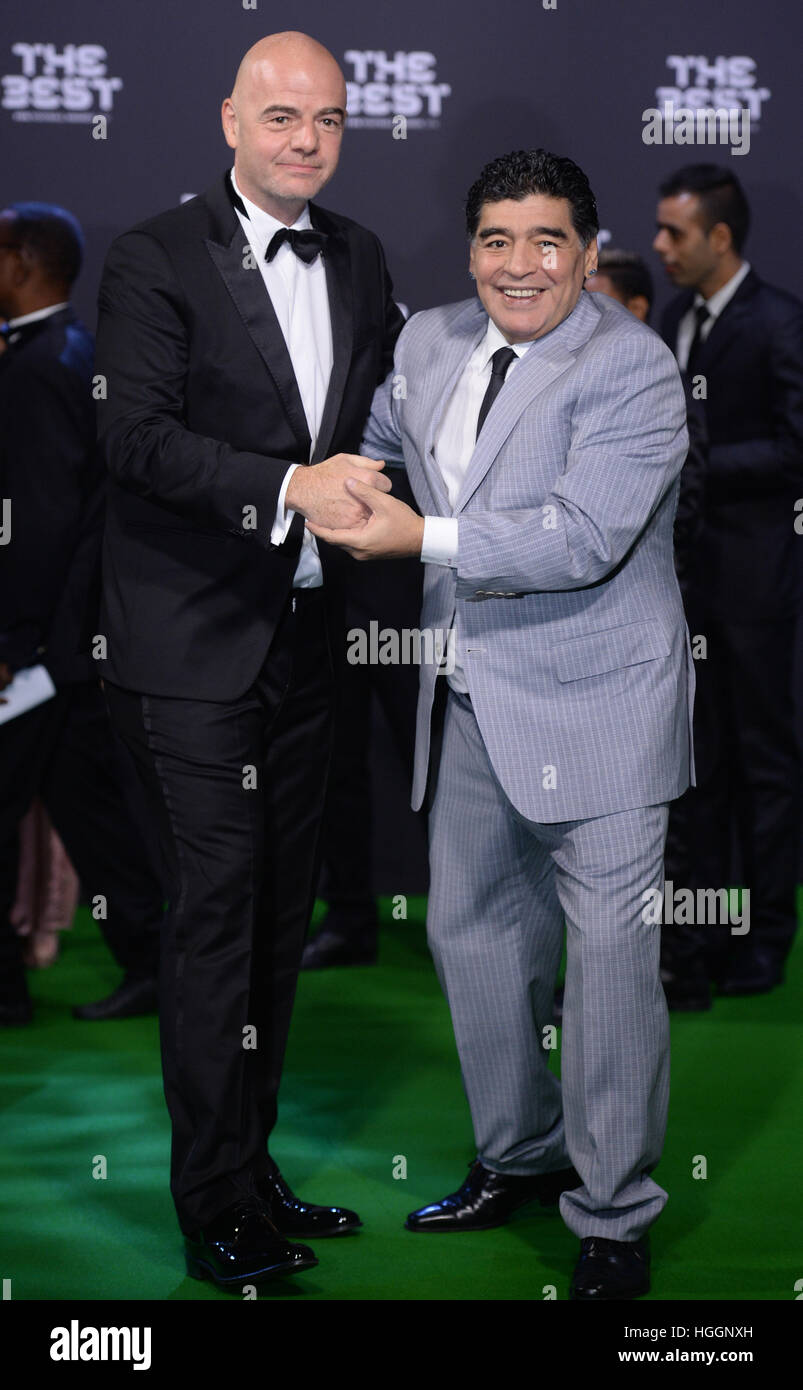 Zürich, Schweiz. 9. Januar 2017. FIFA-Präsident Gianni Infantino (l) und argentinische Fußballspieler Diego Maradona begrüßen einander bei der Ankunft auf dem grünen Teppich bei der FIFA World Player des Jahres 2016 Gala in Zürich, Schweiz, 9. Januar 2017. Foto: Patrick Seeger/Dpa/Alamy Live News Stockfoto