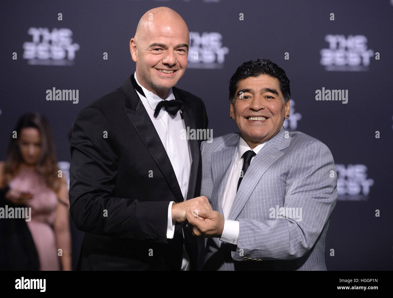 Zürich, Schweiz. 9. Januar 2017. FIFA-Präsident Gianni Infantino (l) und argentinische Fußballspieler Diego Maradona begrüßen einander bei der Ankunft auf dem grünen Teppich bei der FIFA World Player des Jahres 2016 Gala in Zürich, Schweiz, 9. Januar 2017. Foto: Patrick Seeger/Dpa/Alamy Live News Stockfoto