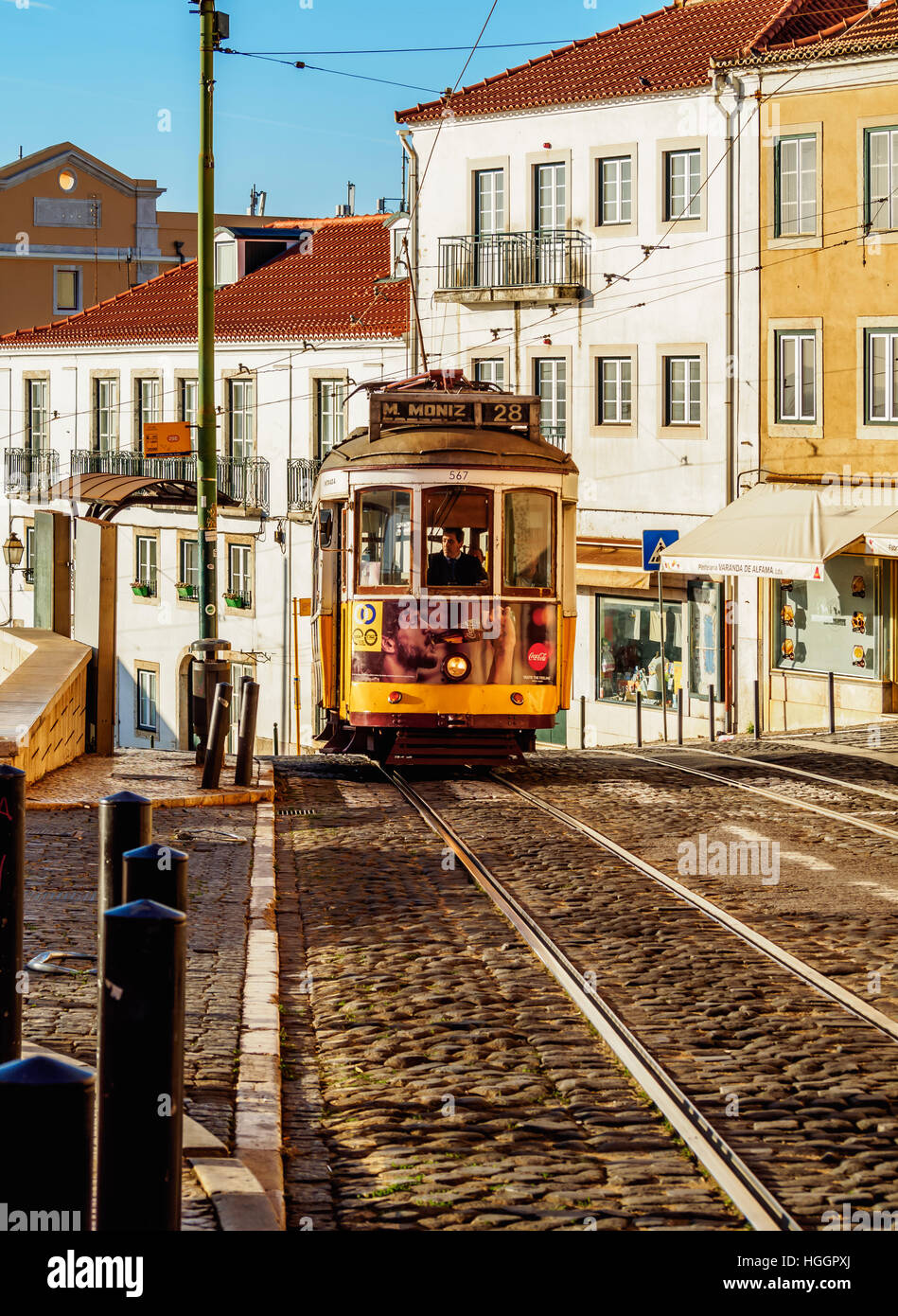 Portugal, Lissabon, Straßenbahn Nr. 28 in der Alfama. Stockfoto