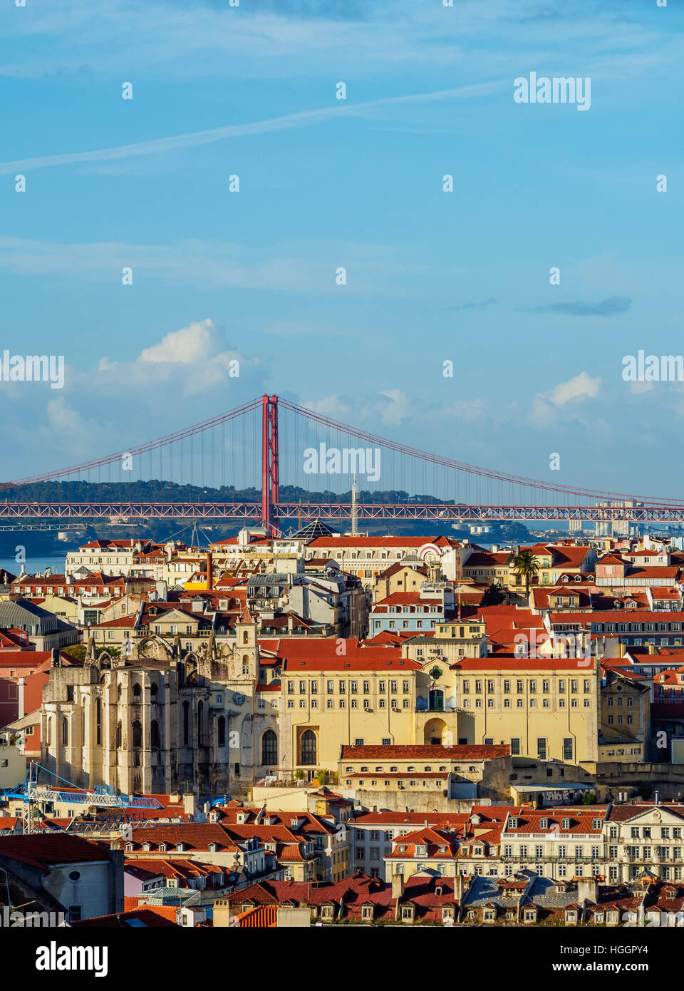 Portugal, Lissabon, Miradouro da Graca, Blick Richtung des Carmo-Klosters und der Brücke 25 de Abril. Stockfoto