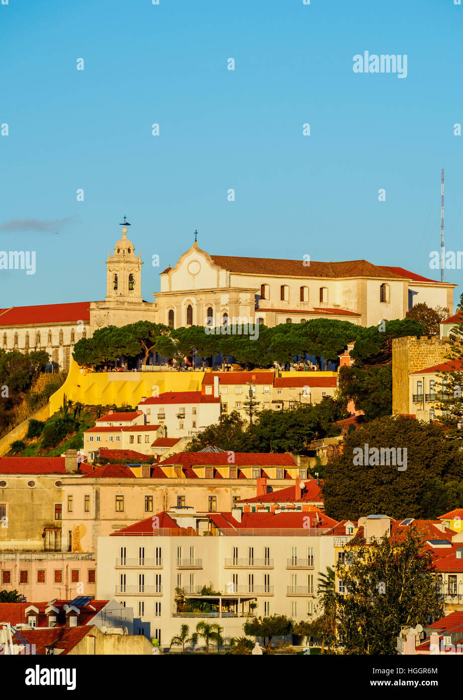 Portugal, Lissabon, Miradouro de Santa Justa, Blick Richtung Graca Kirche und Kloster. Stockfoto