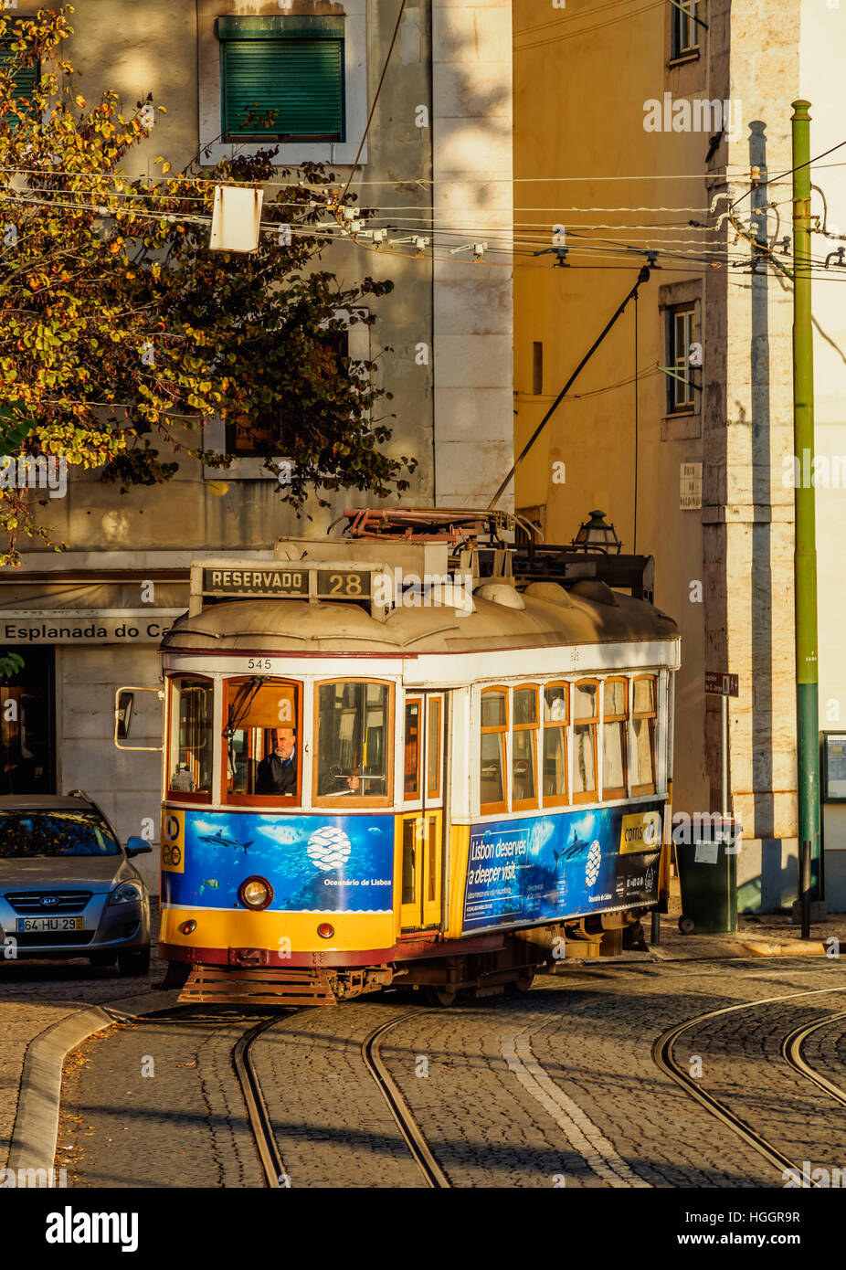 Portugal, Lissabon, Straßenbahn Nr. 28 in der Alfama. Stockfoto
