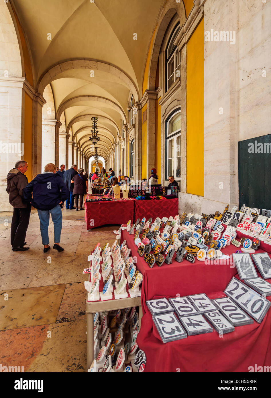 Portugal, Lissabon, Markt unter den Arkaden der Praça do Comercio. Stockfoto
