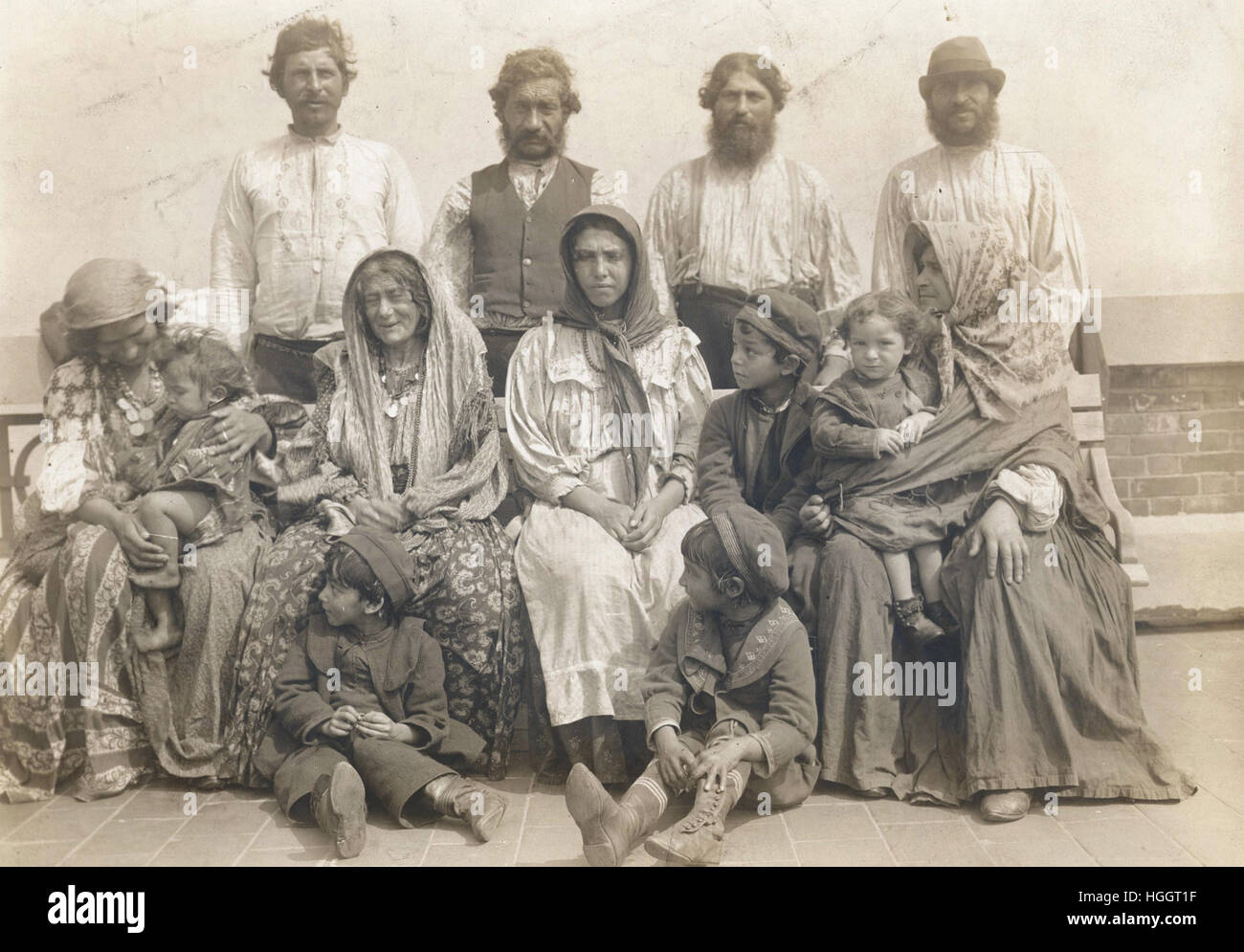 Gruppenfoto beschriftet "Ungarische Zigeuner, von denen alle deportiert wurden" in der New York Times, Sonntag, 12. Februar 1905 - Ellis Island Immigration Station 1902-1913 Stockfoto