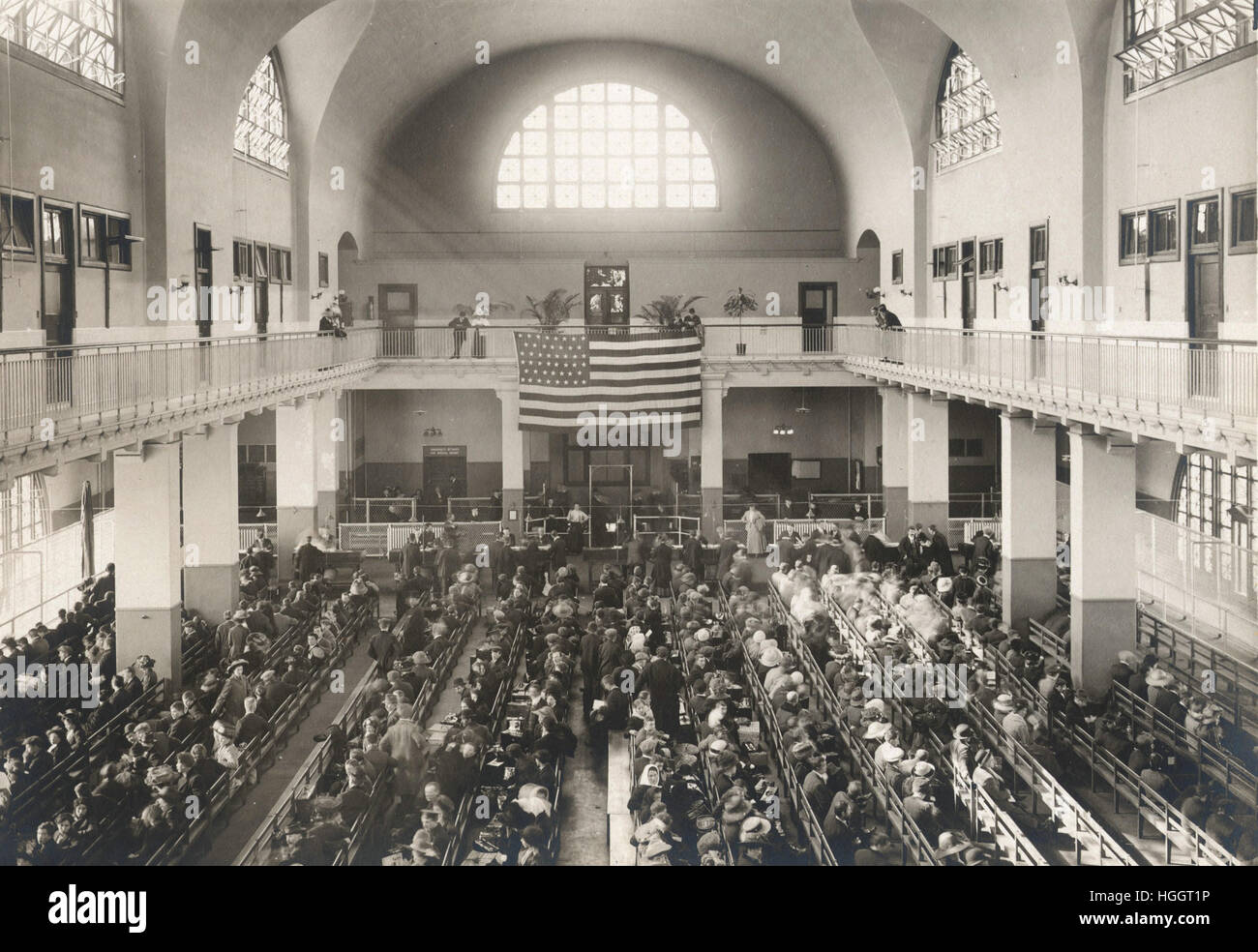 Einwanderer auf langen Bänken, Haupthalle, US Immigration Station sitzt.  -Ellis Island Immigration Station 1902-1913 Stockfoto