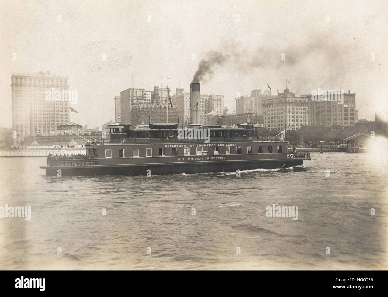 Blick auf die Fähre, wie es Battery Park nähert. Gebäude im Bau (rechts von der Mitte) ist die US Customs House, gebaut von 1902 bis 1906-Ellis Island Immigration Station 1902-1913 Stockfoto
