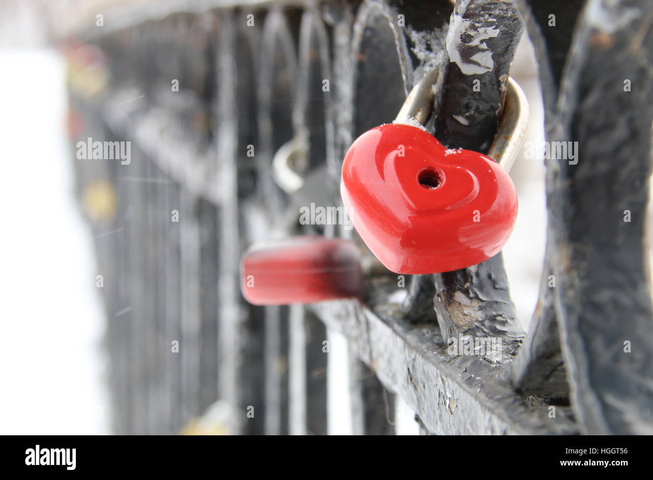 Liebe Vorhängeschloss, herzförmige, im winter Stockfoto