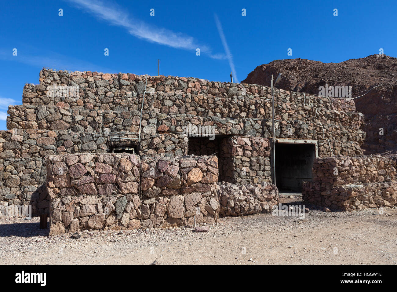 Armee-Bunker mit blauen Himmel im Hintergrund Stockfoto