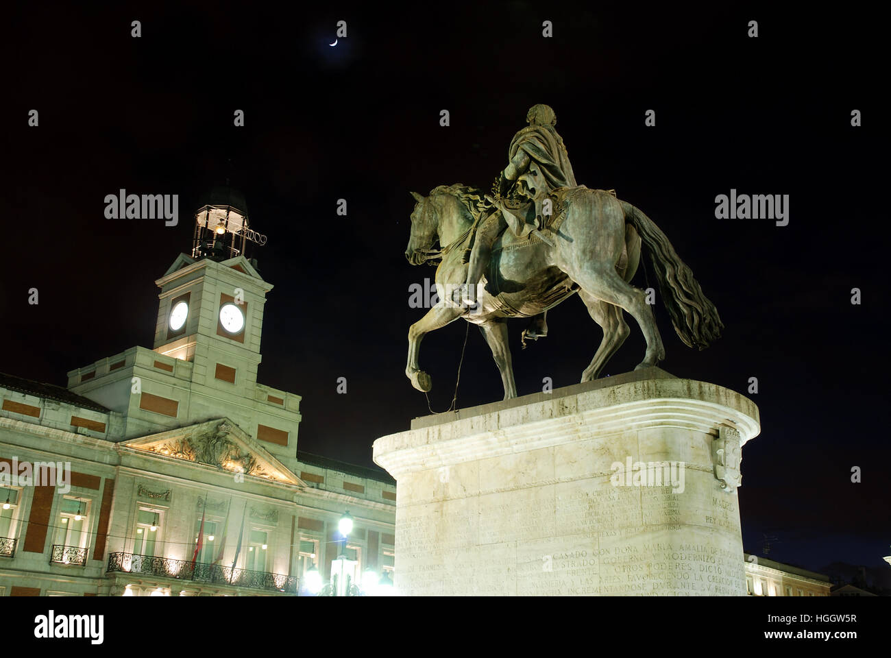 Carlos III Statue und Clock Tower, Nachtansicht. Puerta del Sol, Madrid, Spanien. Stockfoto