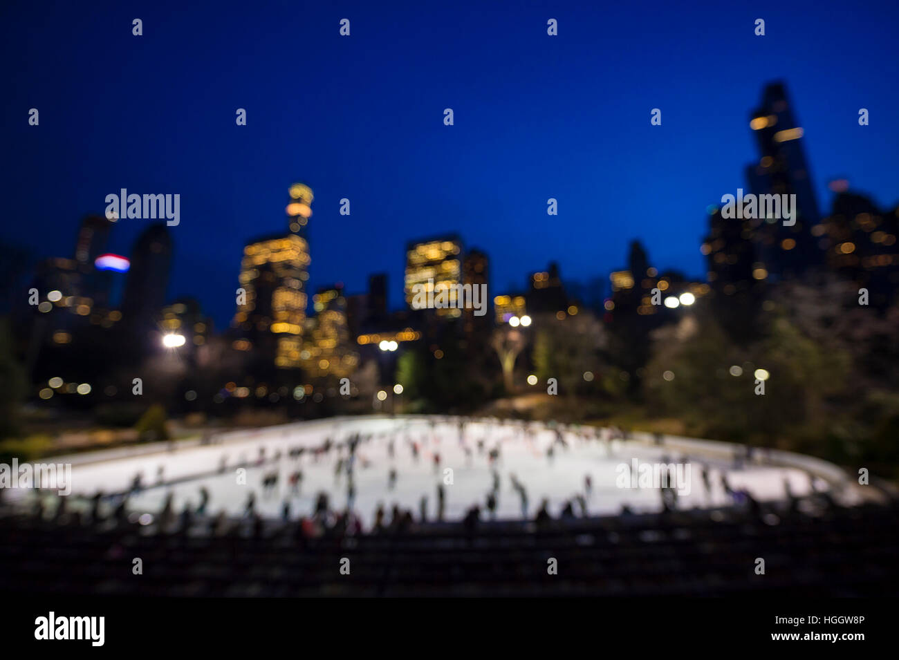 Defocus abstrakte Sicht auf die Eisbahn im Central Park mit Blick auf die Skyline von Manhattan Nacht Stockfoto