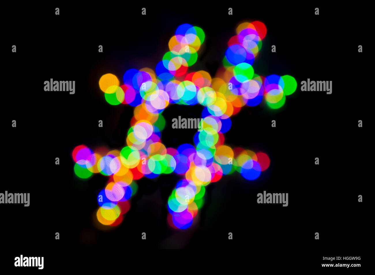 Hashtag aus leuchtend bunten Bokeh leichte Bläschen als ein Symbol der Achtsamkeit aus Technologie, glühend vor einem dunklen Hintergrund Stockfoto