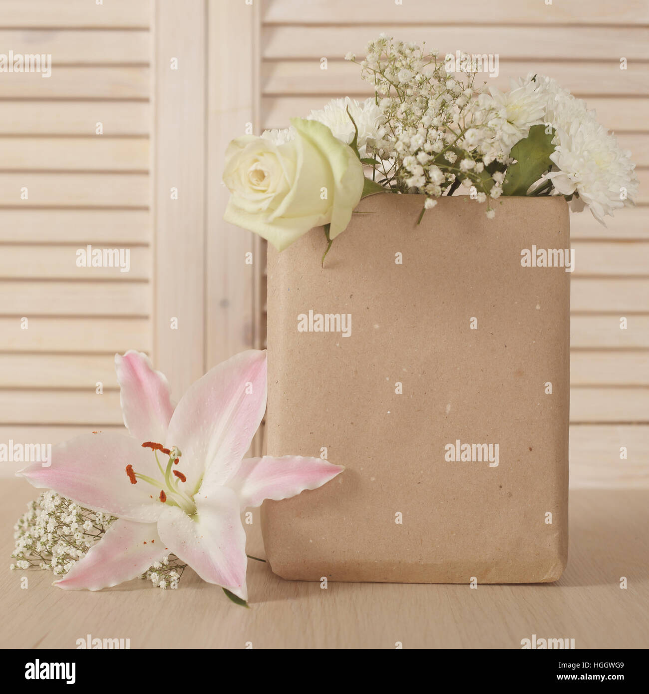 Valentine Tag Blumenstrauß in Papiertüte Stockfoto