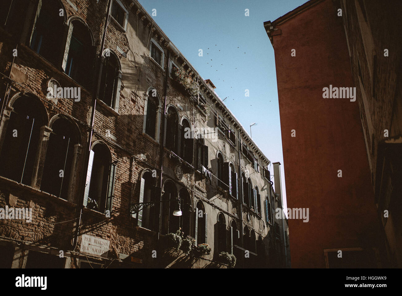 Fassade des Hauses mit vielen Fenstern in Venedig, Italien Stockfoto