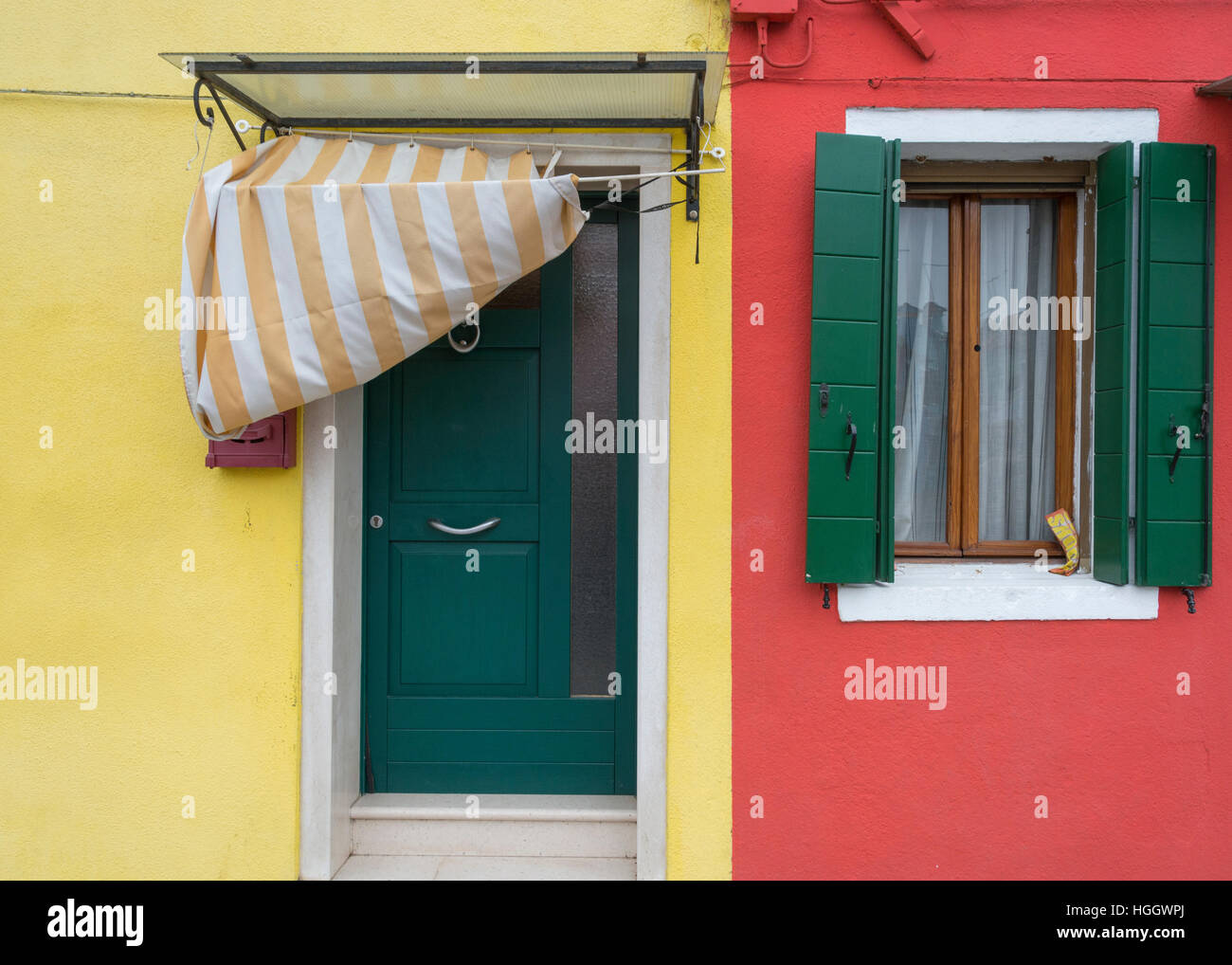 Bunte Tür und Fenster auf Burano, Venedig, Italien Stockfoto