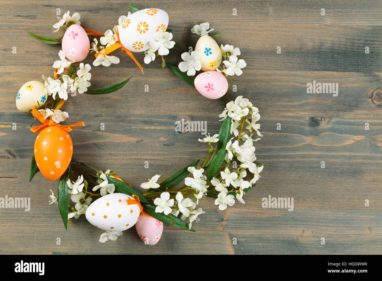 Kranz aus bunten Ostereier und Frühlingsblumen. Stockfoto