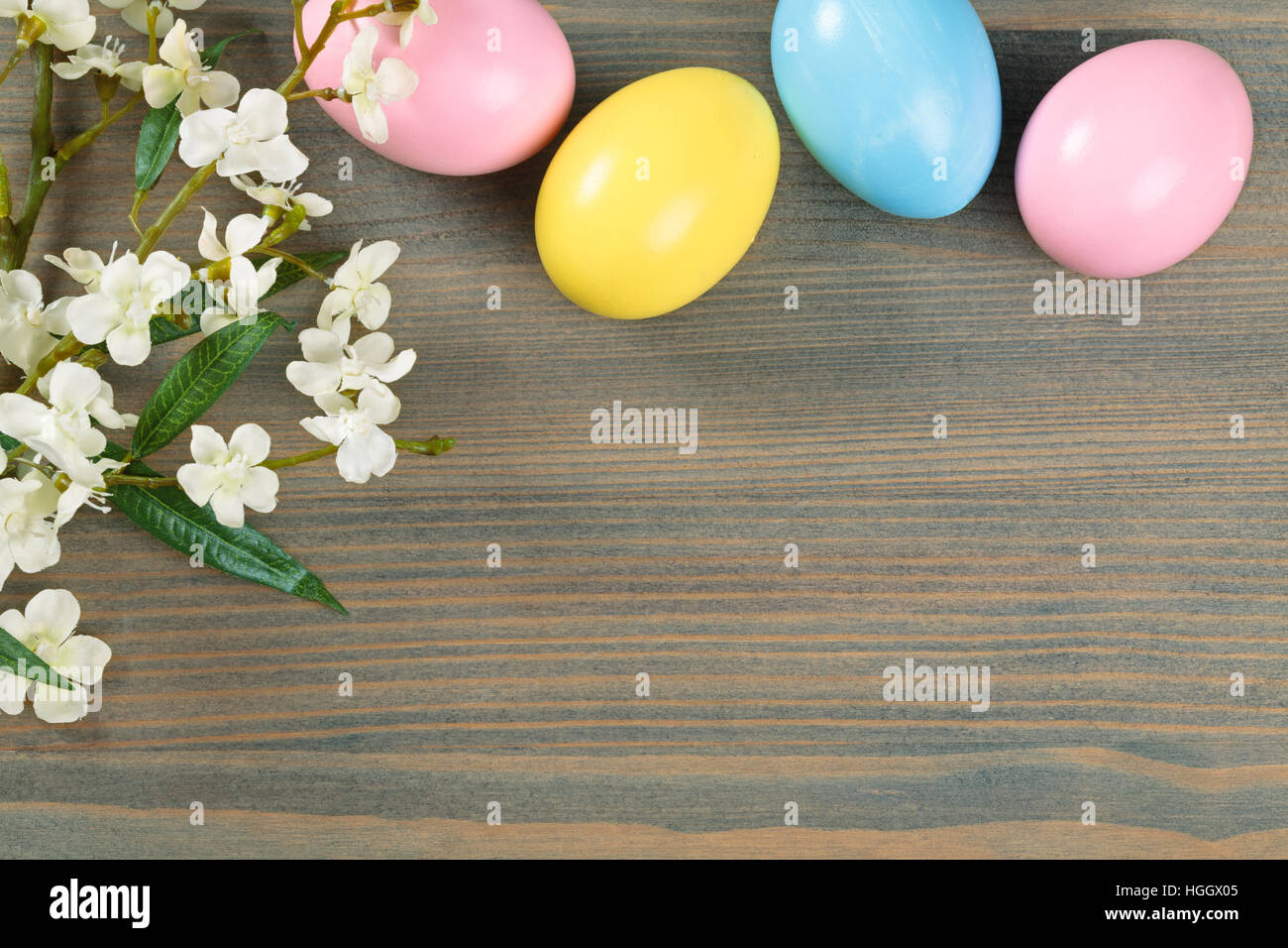 Kranz aus bunten Ostereier und Frühlingsblumen. Stockfoto