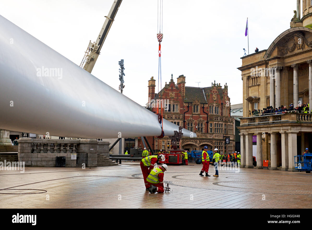 Installation von Wind Turbinenschaufel in Victoria Square, Kingston upon Hull, East Riding of Yorkshire und Humberside, England UK Stockfoto