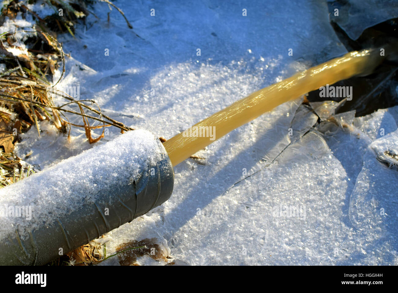 Abwasser aus Schlauch für die Umwelt auf Winter ausgeführt. Stockfoto