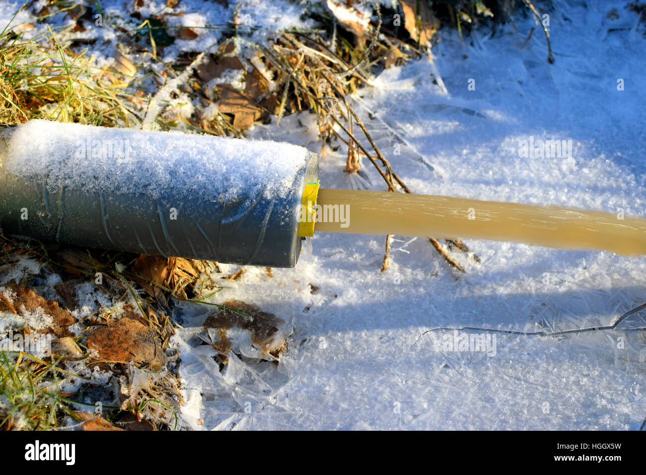 Abwasser aus Schlauch auf Winter ausgeführt. Stockfoto Abwasser aus Schlauch auf Winter ausgeführt. Stockfoto