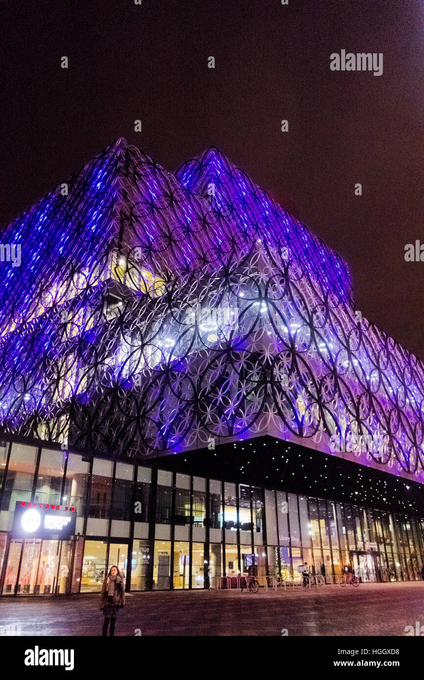 Bibliothek von Birmingham, Centenary Square, Broad Street, Birmingham, England, UK. Nachts beleuchtet. Stockfoto