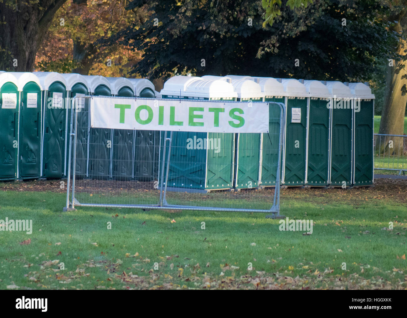 Reihe tragbarer Toiletten ors, Großbritannien Stockfoto