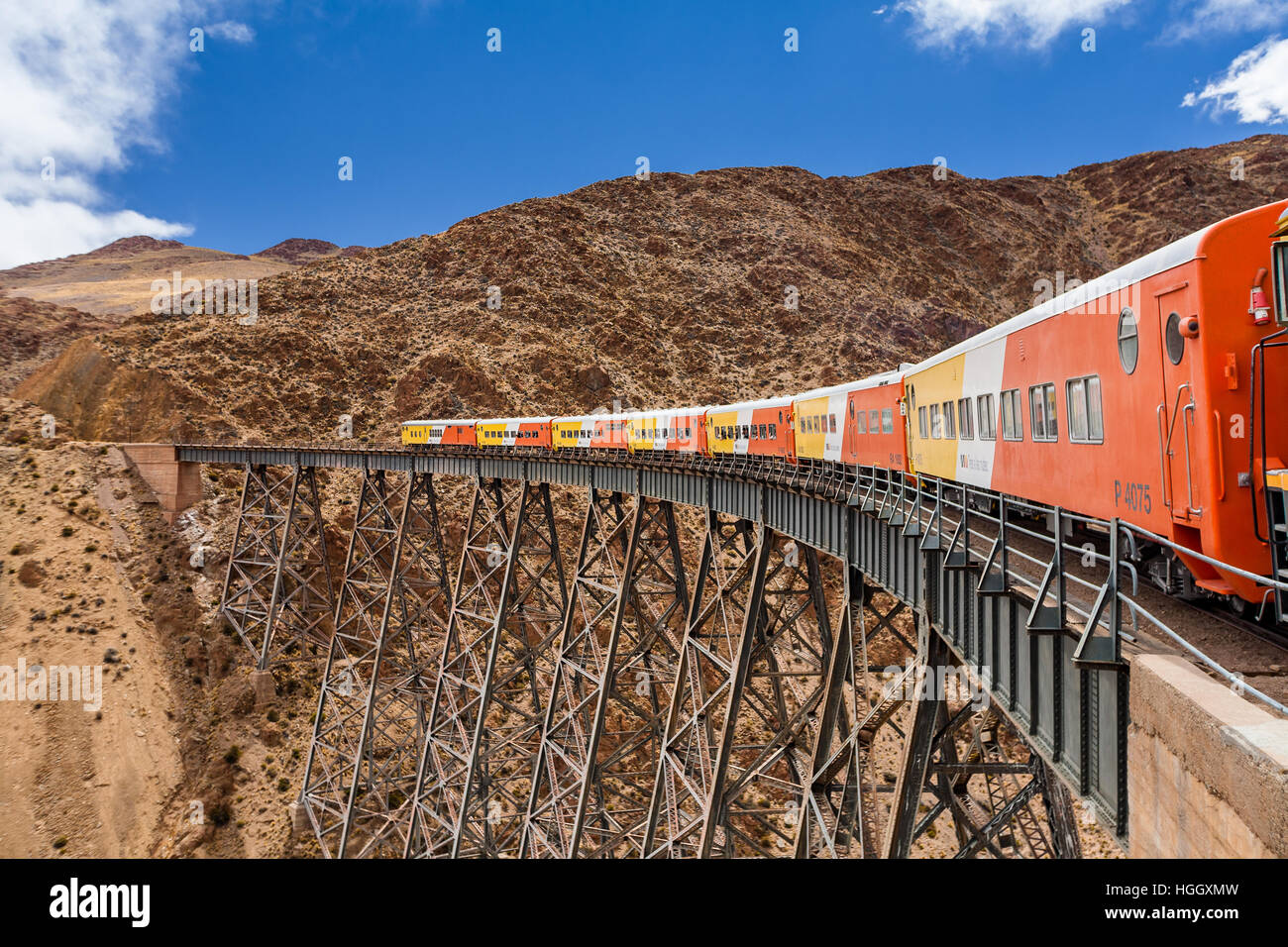 Zug in die Wolken (tren a Las Nubes) Kreuzung La Polvorilla Brücke im  Altiplano 4.200 Meter/13800 Meter hoch, Provinz Salta, Argentinien  Stockfotografie - Alamy
