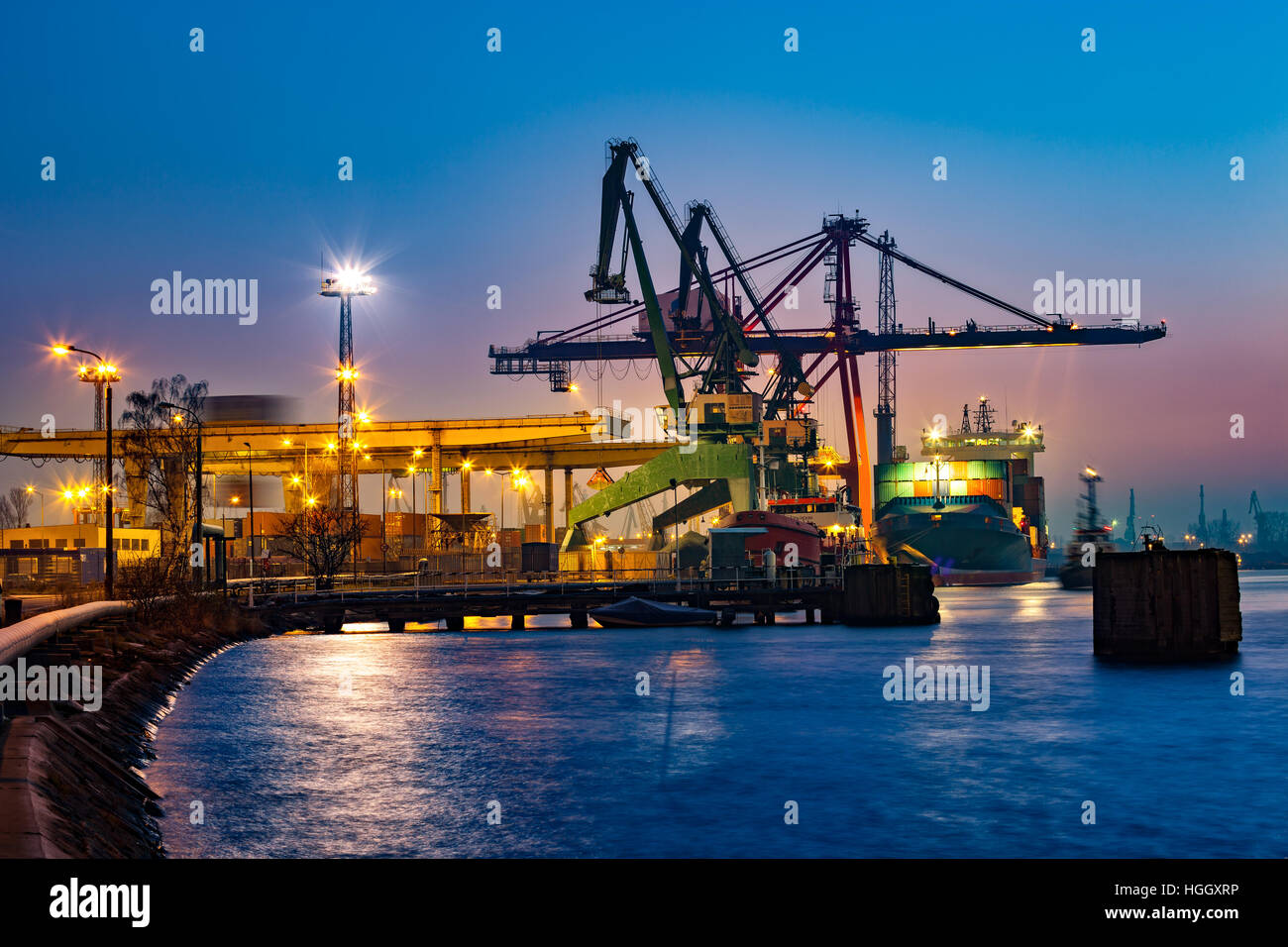 Containerschiff am Abend im Hafen von Danzig, Polen. Stockfoto