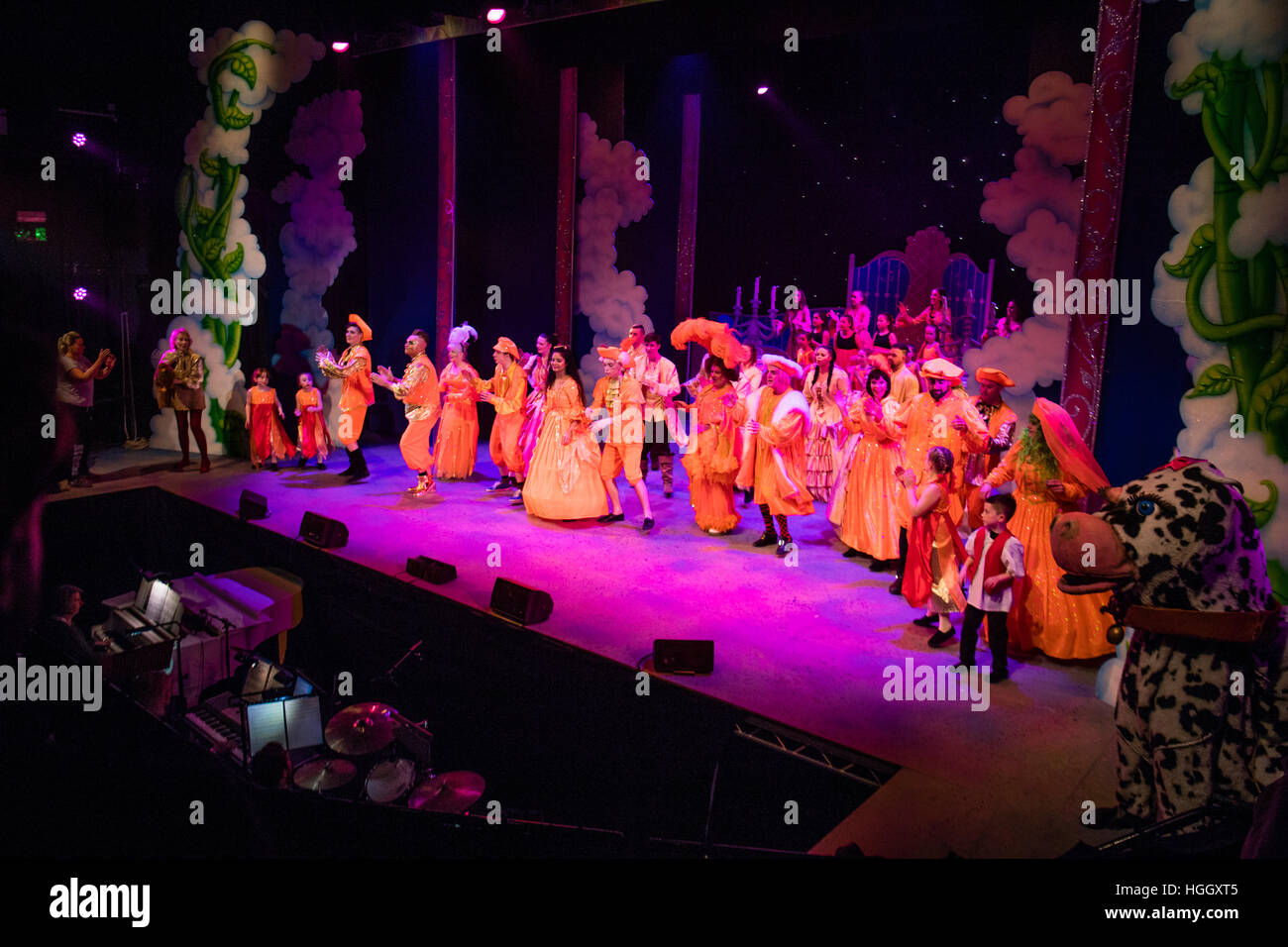 Die Darsteller in ihren Kostümen für das Finale in einem Amateur-Theatergruppe AmDram Kleid Proben der Pantomime Jack und die Bohnenstange auf der Bühne im Kunstzentrum Aberystwyth, Wales UK Stockfoto