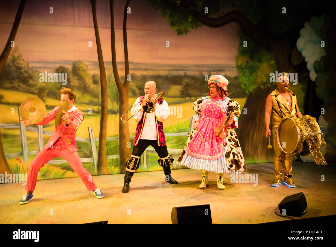 Die Darsteller in ihren Kostümen in einem Amateur-Theatergruppe AmDram Kleid Proben der Pantomime Jack und die Bohnenstange auf der Bühne im Kunstzentrum Aberystwyth, Wales UK Stockfoto