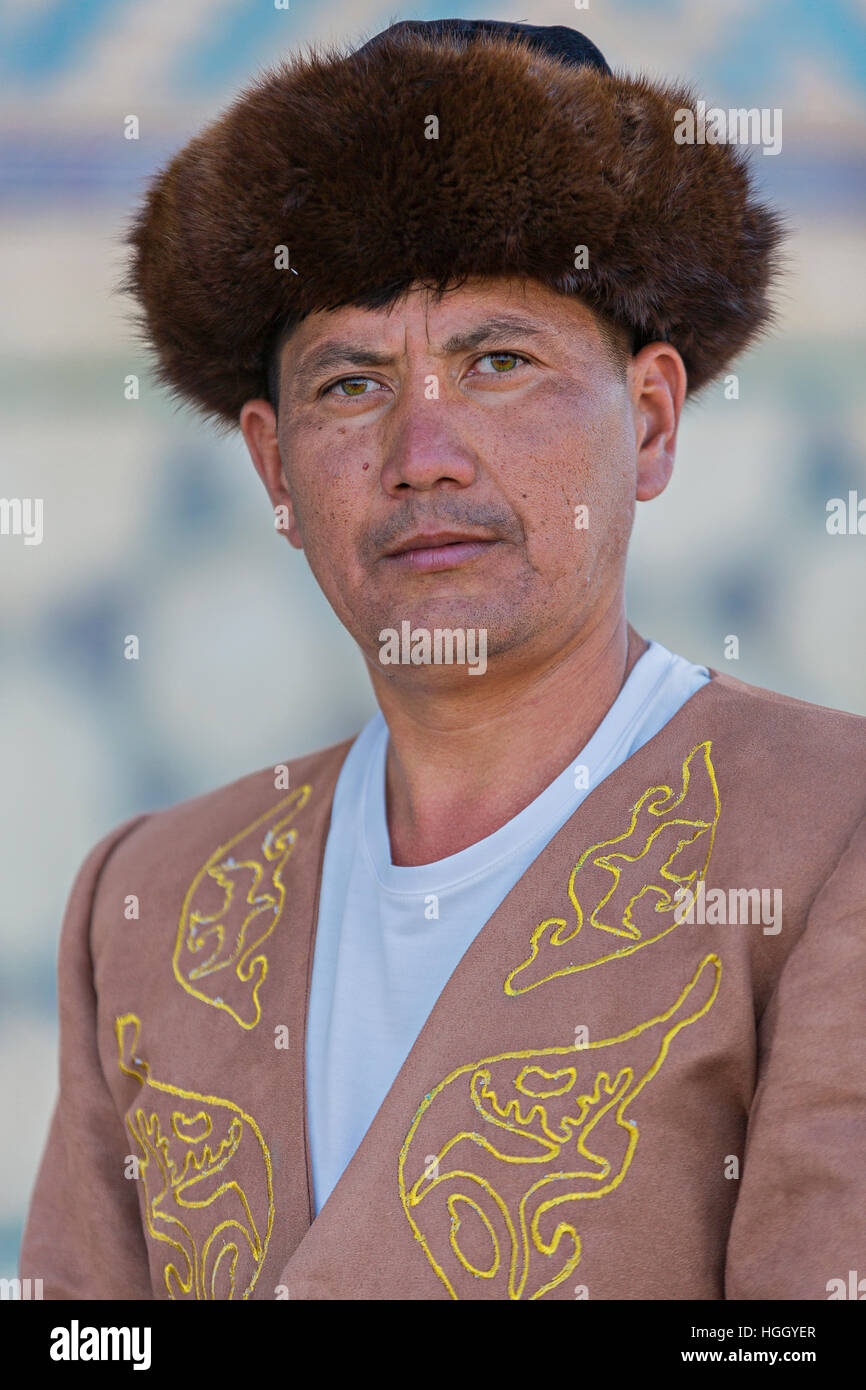 Kasachische Mann in Nationaltrachten, in Turkestan, Kasachstan Stockfoto