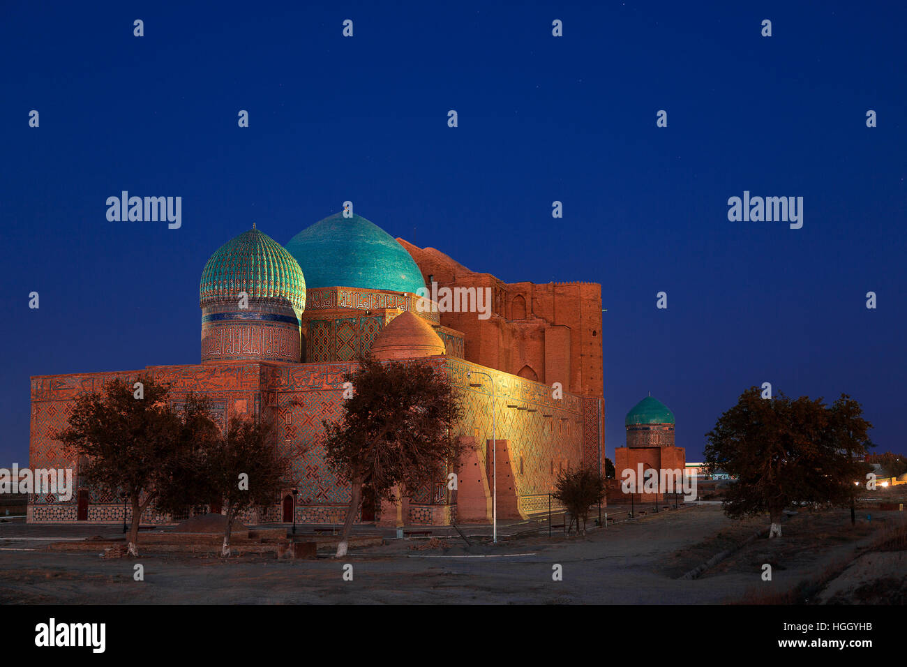 Mausoleum von Khoja Ahmed Yasawi in der Dämmerung in Turkestan, Kasachstan Stockfoto