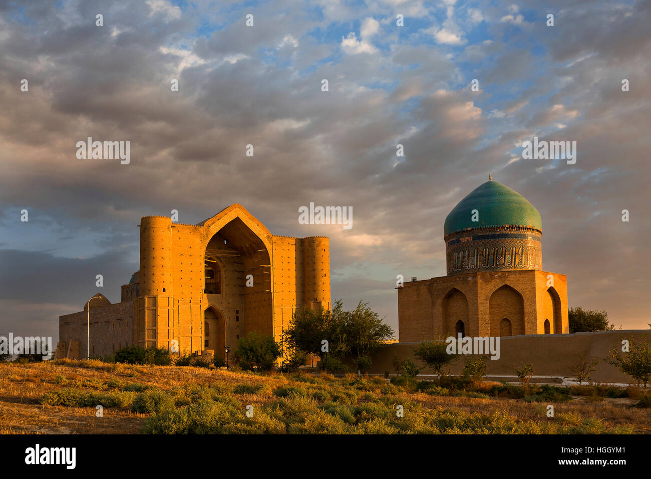 Mausoleum von Khoja Ahmed Yasawi in Turkestan, Kasachstan bei Sonnenuntergang Stockfoto