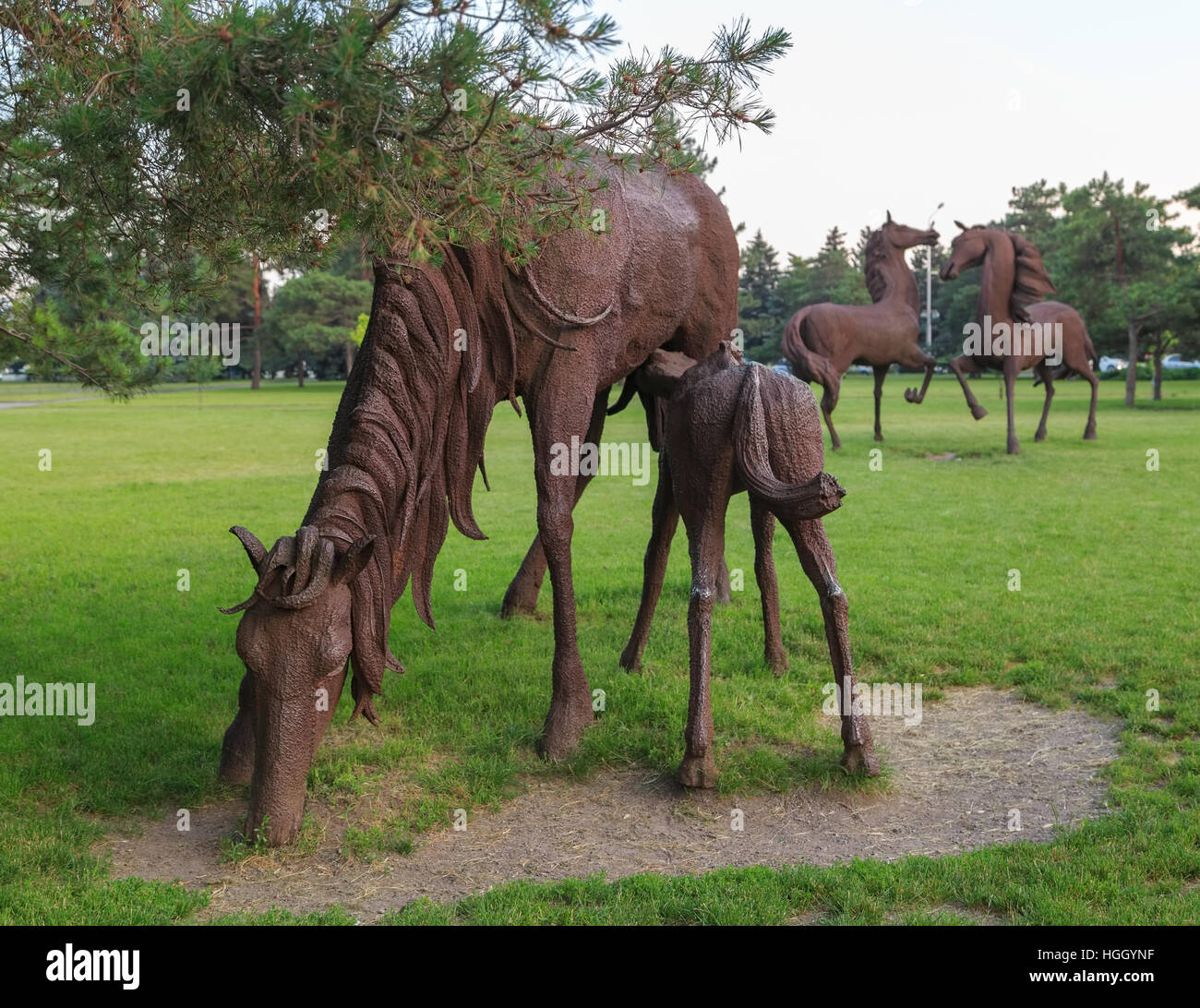 Rostow am Don, Russland-18. Juni 2016: Skulptur der Dampfrösser im Park der Stadt Rostow in der Nähe von Flughafen Stockfoto