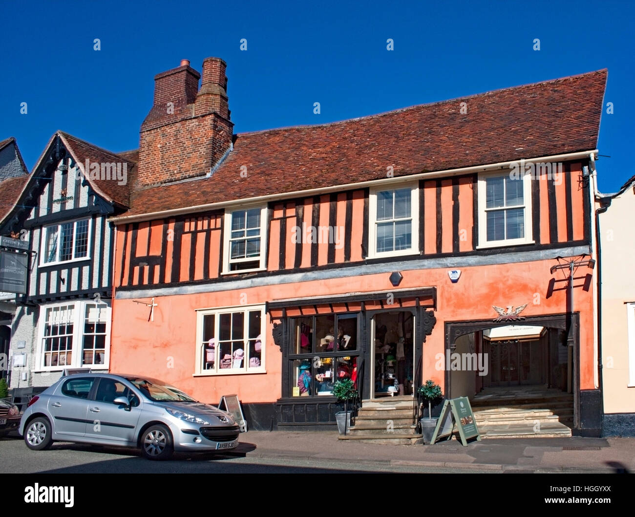 Kaufen Sie in einem Fachwerkhaus in der Hauptstraße, Lavenham, Suffolk, England ein Stockfoto
