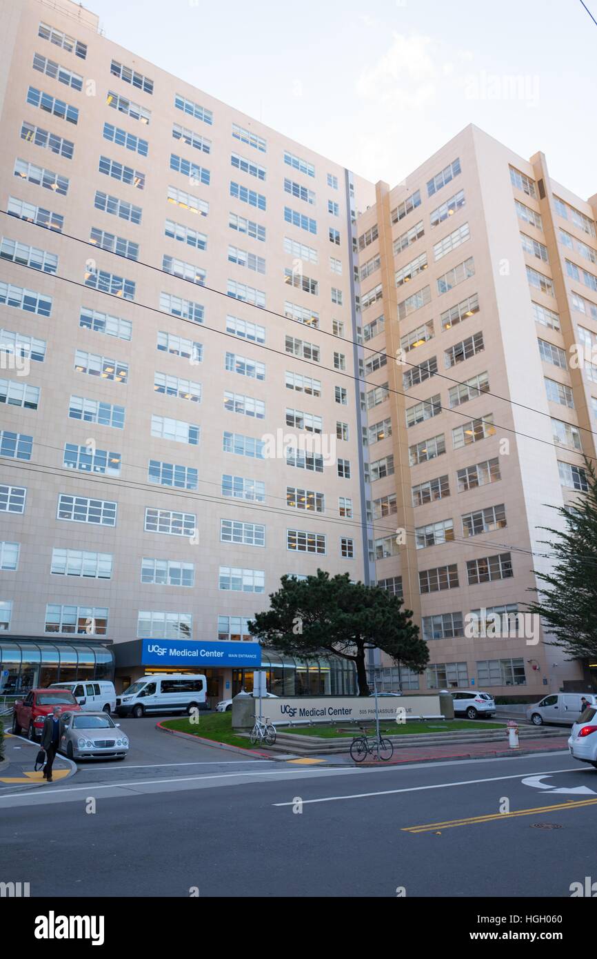 Vor dem Eingang am Parnass Heights Campus der University of California San Francisco (UCSF) Hospital in San Francisco, Kalifornien, 5. Januar 2017 Stockfoto