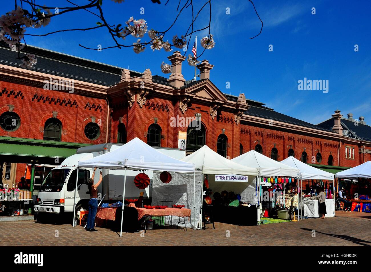 Washington, DC - 12. April 2014: Des Herstellers Zelte und die historischen östlichen große Markthalle auf Seventh Street SE * Stockfoto